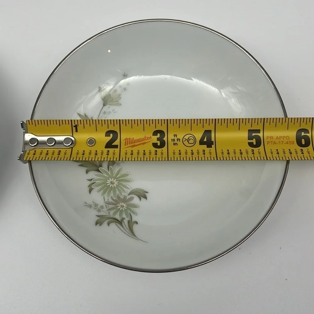 Noritake Soroya 6853 2 Shallow Fruit Bowls Light Green Daisy‎ Platinum Banded